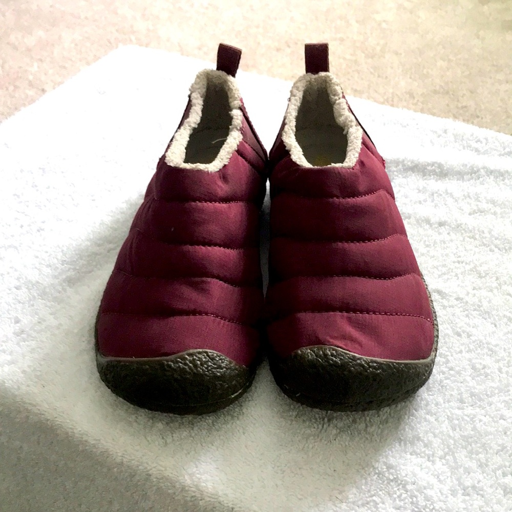 NEW KEEN WOMENS’S HOWSER SLIPPERS